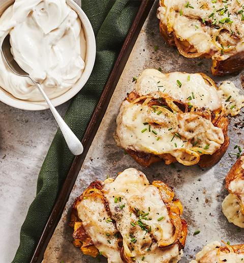 Pommes de terre écrasées garnies de fromage Suisse et oignons caramélisés