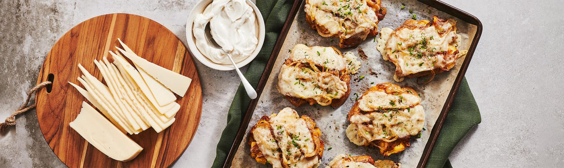 Pommes de terre écrasées garnies de fromage Suisse et oignons caramélisés
